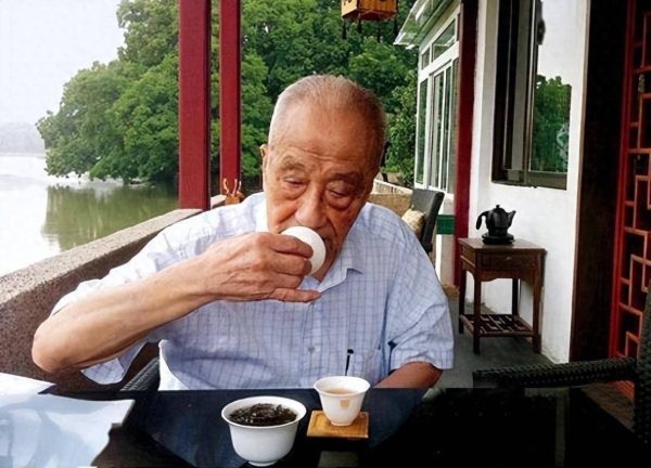 配资炒股导航 医生揭秘：上年纪常喝红茶，半年后会有这4大变化！